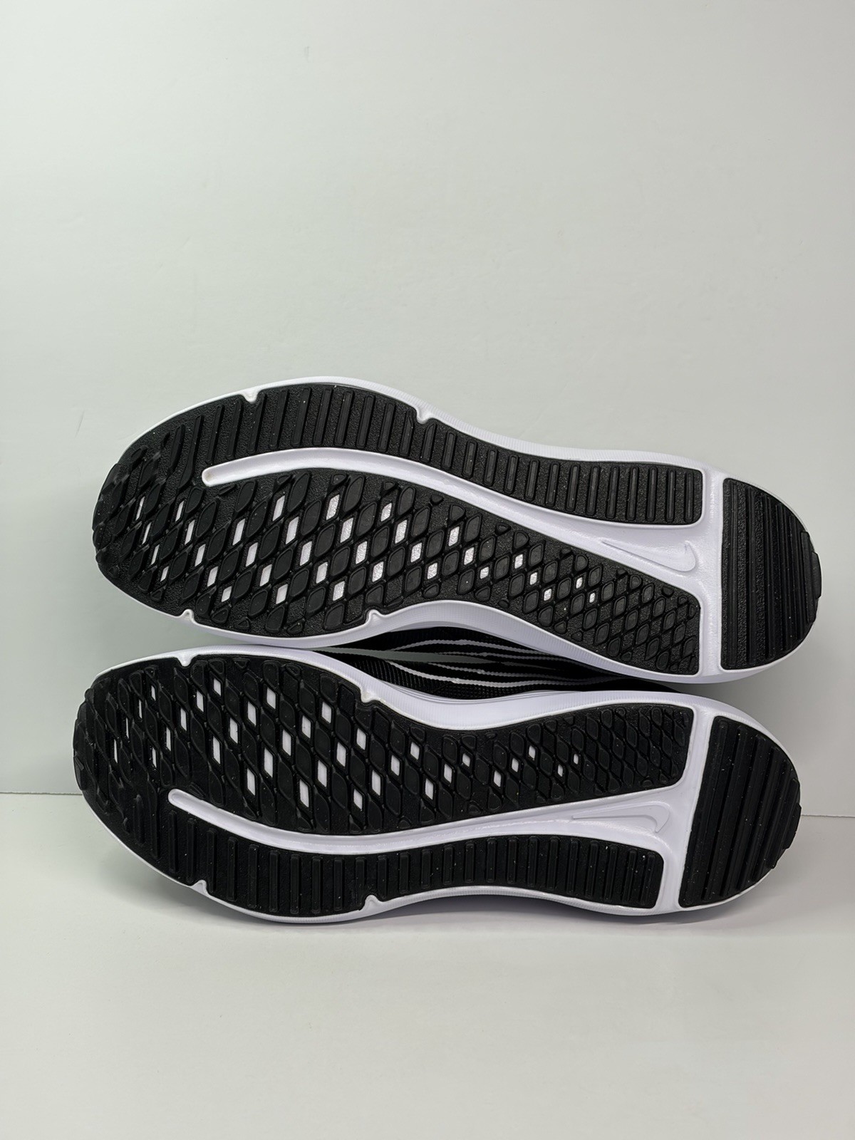 Nike Downshifter 12 Black White Workout Running Shoe DD9294-001 Women’s 8 – 9