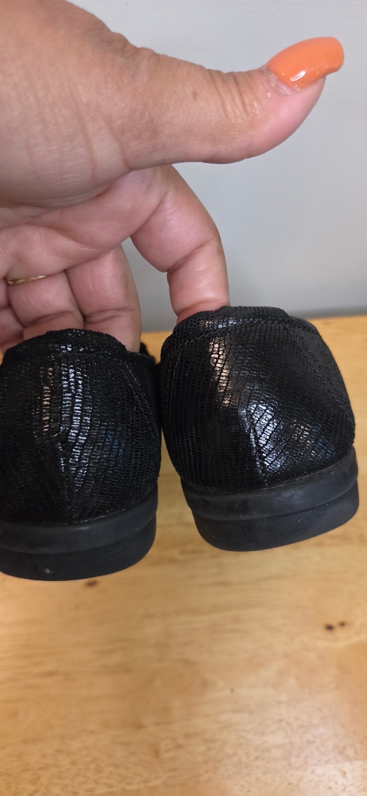 Clarks Black Textured Slip-On Loafers Women’s Size 9W