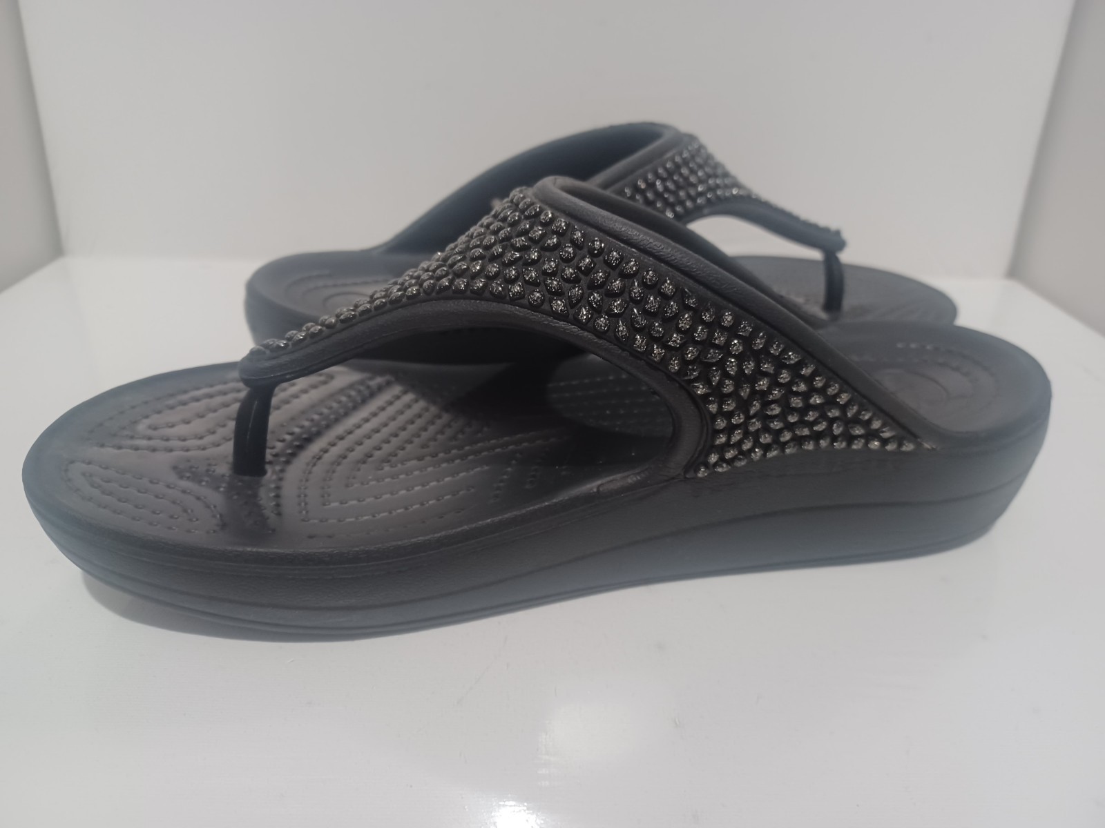 Crocs Sloane Black Bead Embellished Studded Strap Comfort Sandals Women’s 10