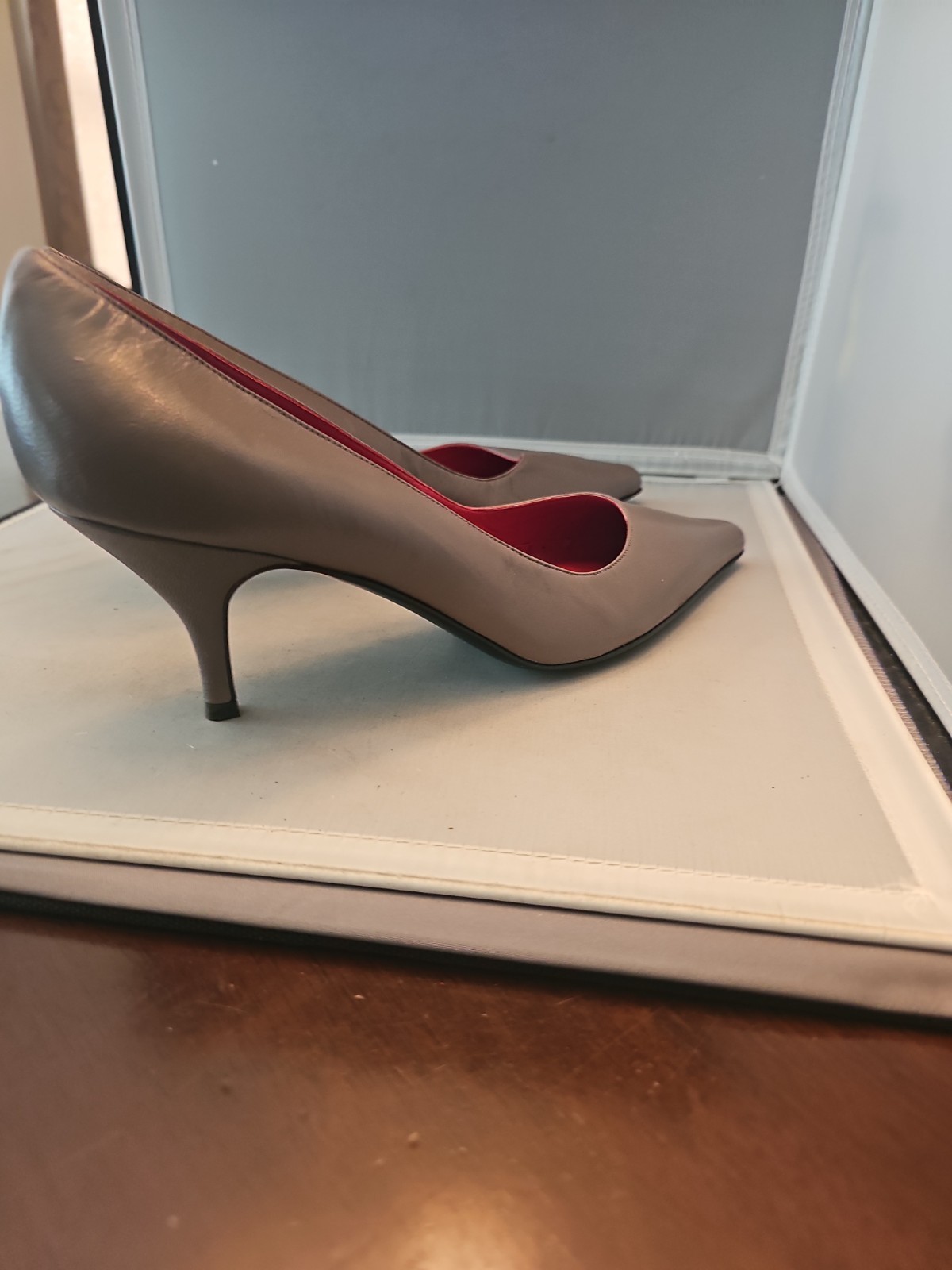 Women’s Anne Klein Gray Pointed Toe 2.5 Inch Heel Pump, Size 11 M Madein Italy