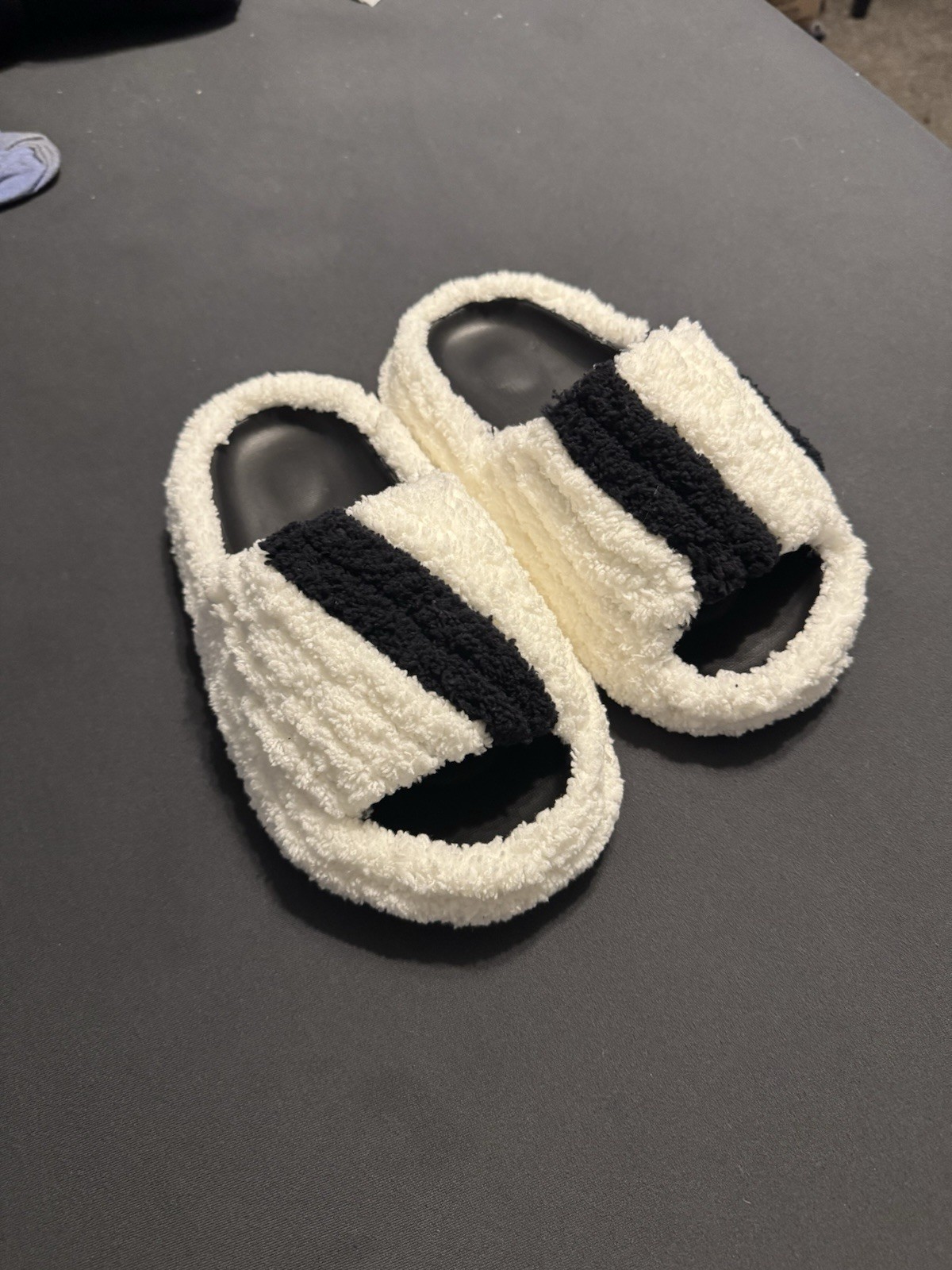 Women’s Size 6 Black & White Striped Faux Fur Lined Open Toe Slide Slippers