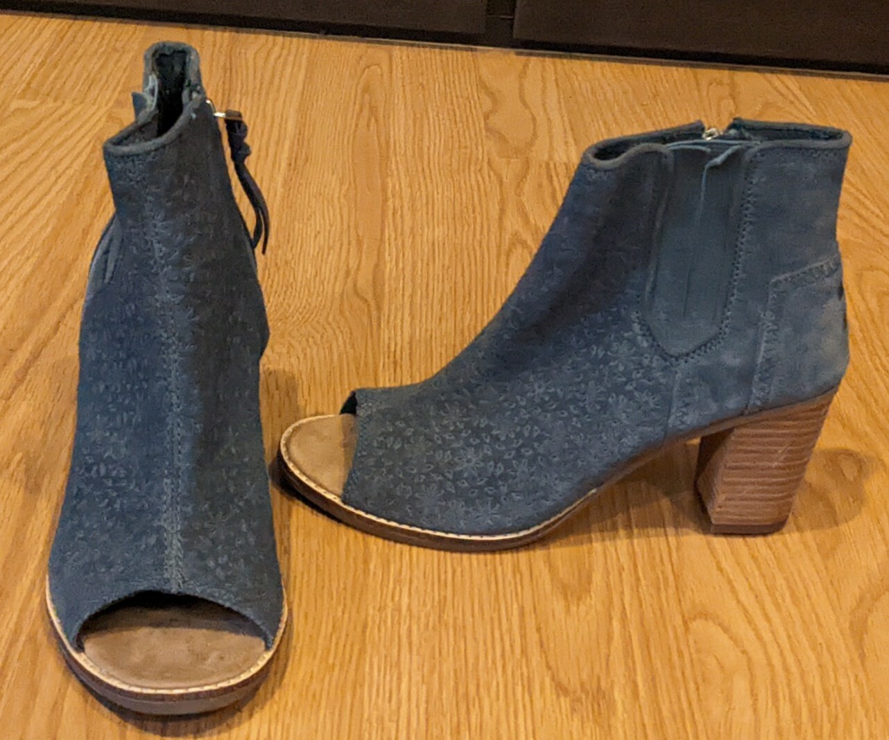Tom’s Majorca Peep-Toe Gray Suede Booties – 8