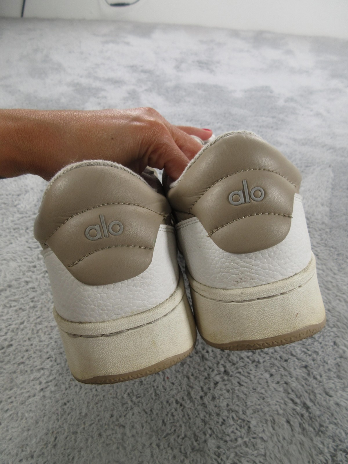 Alo Shoes Womens 10 White Tan Leather Low Top Casual Comfort Sneakers A0685U