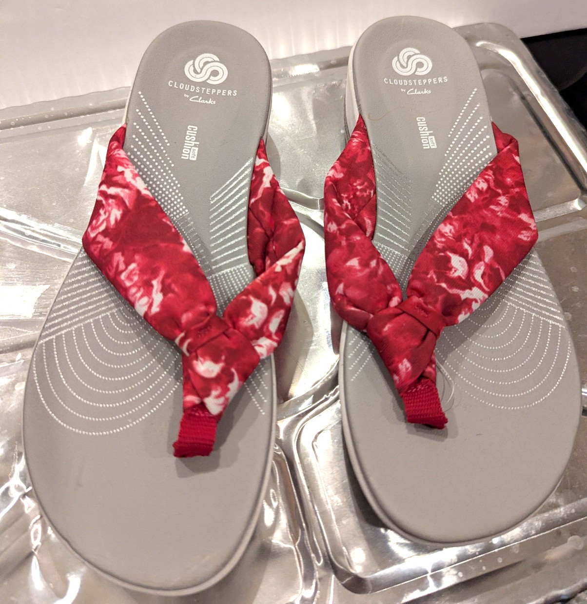 Clarks Cloudsteppers Women’s 7 Dark Pink Floral soft Cushion Thong Sandals P1515