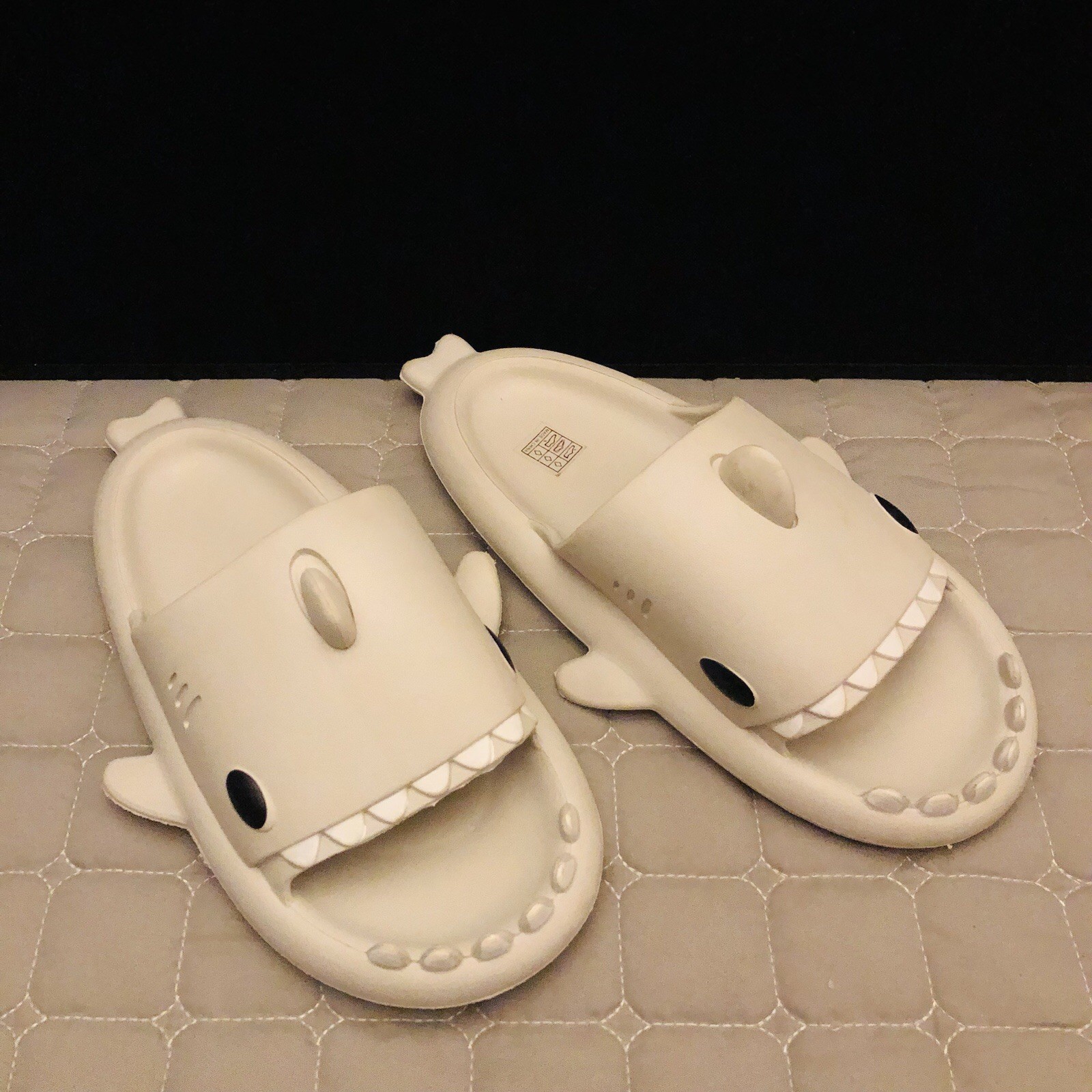 CRAYON FRIENDS SUMMER SHARK SLIPPERS SOFT NON-SLIP SHOWER WATER SLIDES 40-41