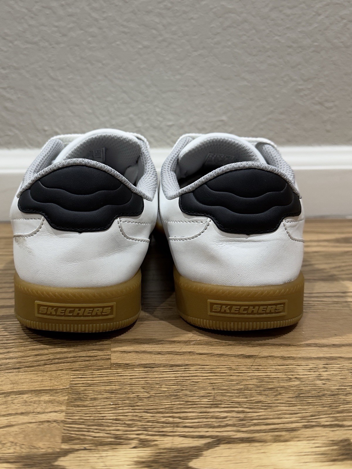 Skechers Casual Sneakers Shoes White Black Gum Sole Women’s Size 4