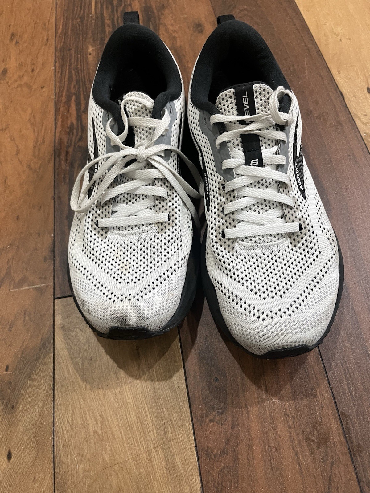 Brooks Revel 6 White/Black Lace Up Mesh Low Top Running Sneaker 120386-1B-121