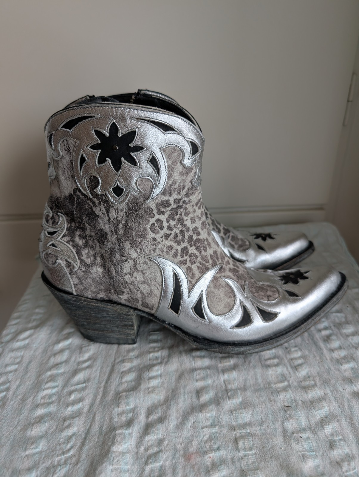 OLD GRINGO MISS MATCH PHIA COWBOY BOOTS RIGHT BOOT US10 LEFT BOOT US8.5