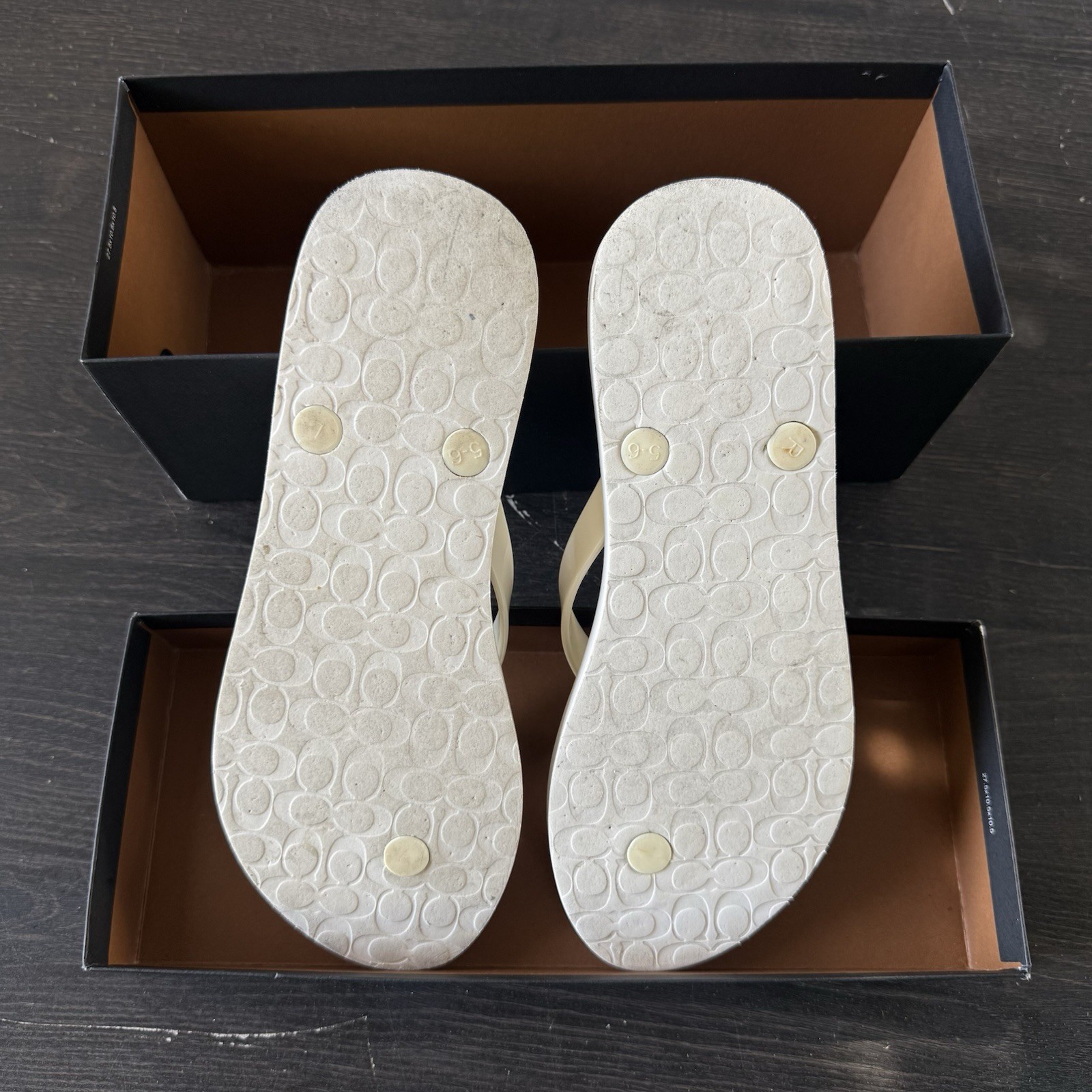 Coach Abbigail Turnlock Logo White Thong Sandals 2016 Womens Size 6 + Box