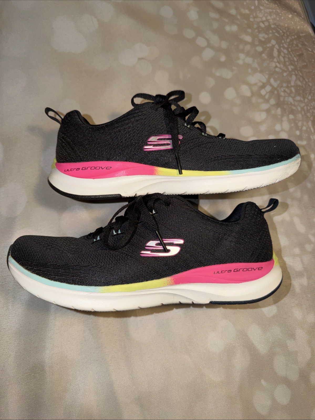 Skechers Women’s 7.5 Ultra Groove Memory Foam Lite-weight Black Pink USED GOOD