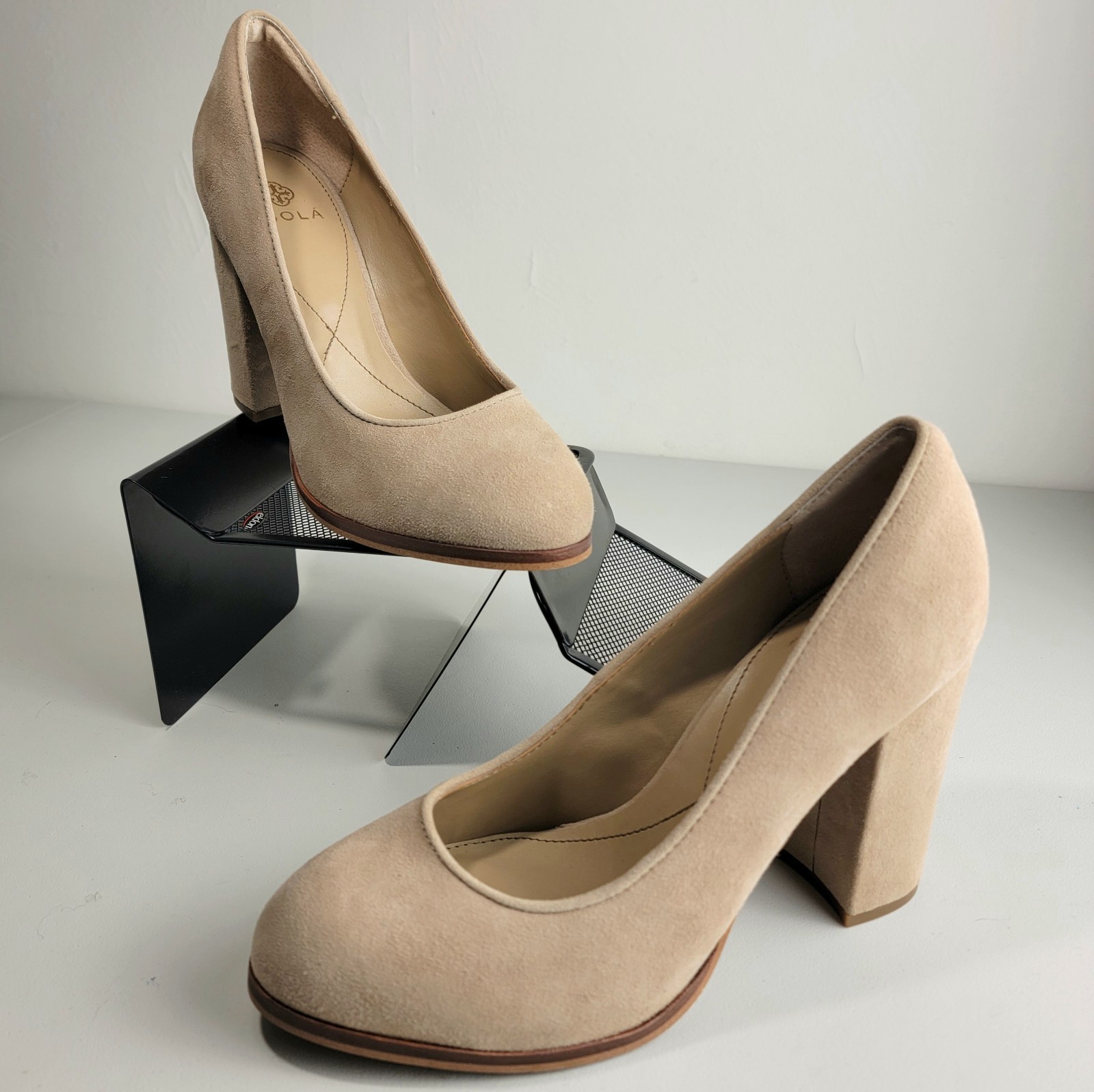 Isola Hayley Baywater Suede Pumps 4.25″ Block Heels Size 10 Medium, EUC, Neutral