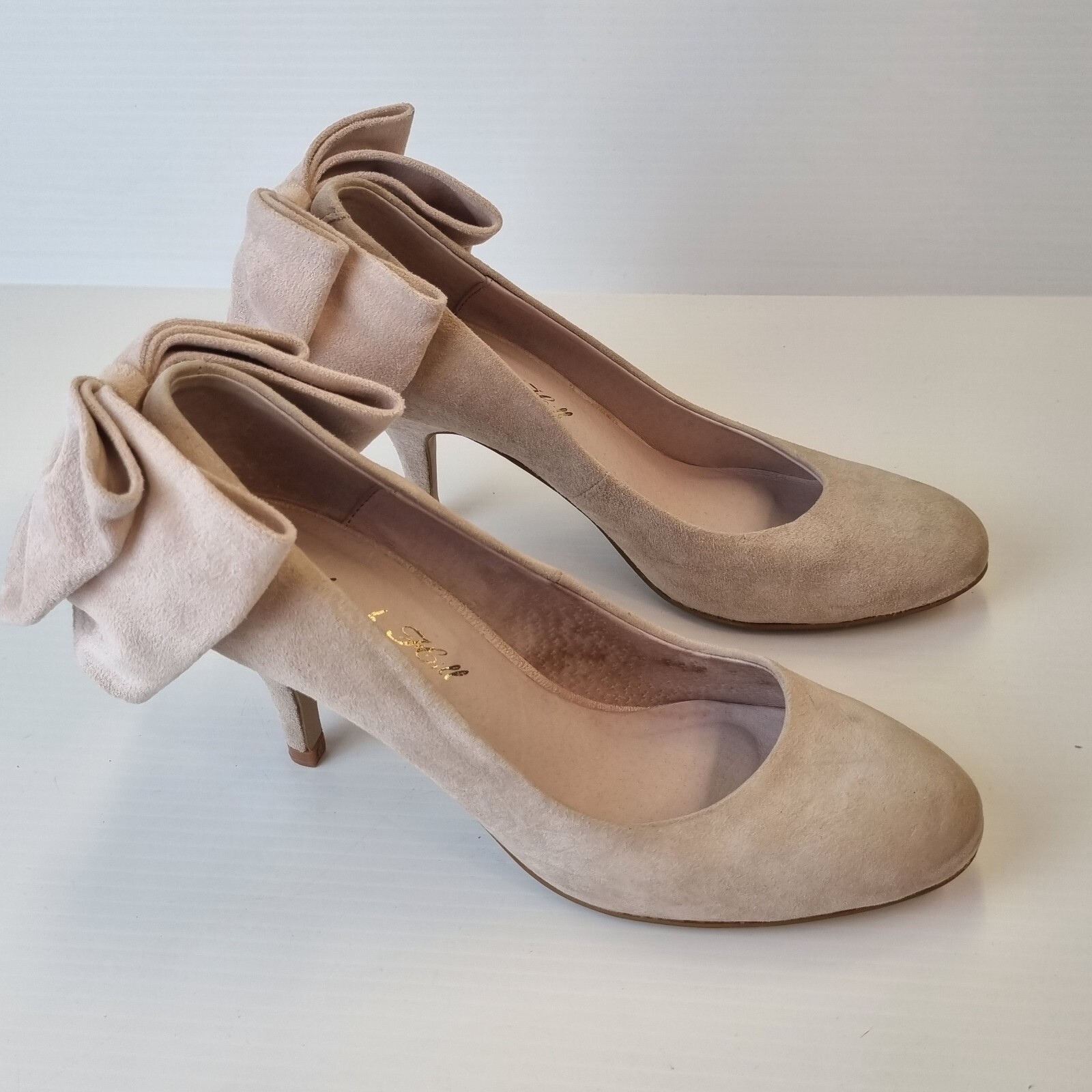 Vintage Alannah Hill Nude Suede Bow Heels AU 6 EU 37 Romantic Winter Bridal Glam