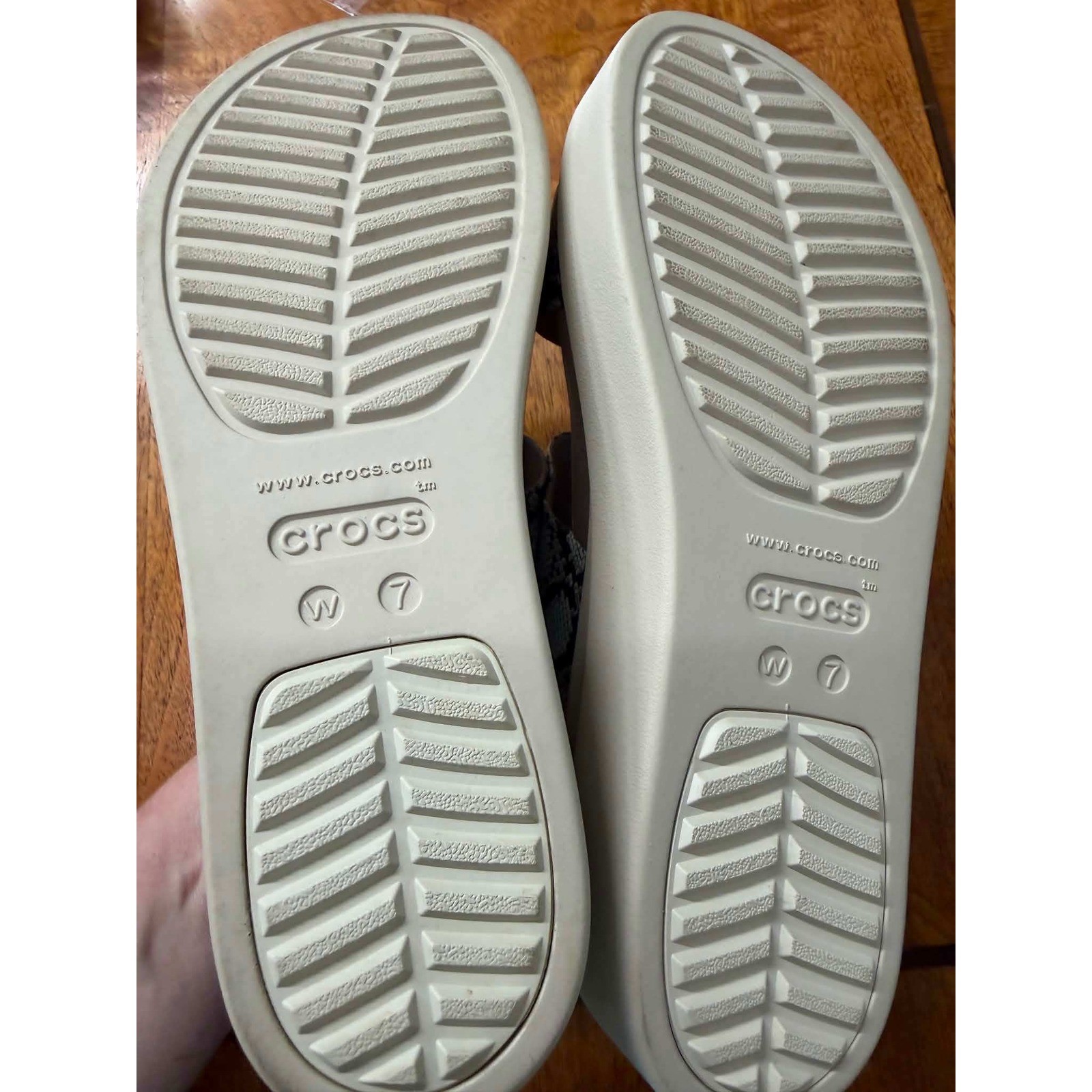 Crocs Brooklyn Low Wedge Snake Print Platform Sandals Womens 7 Grey Tan 206451