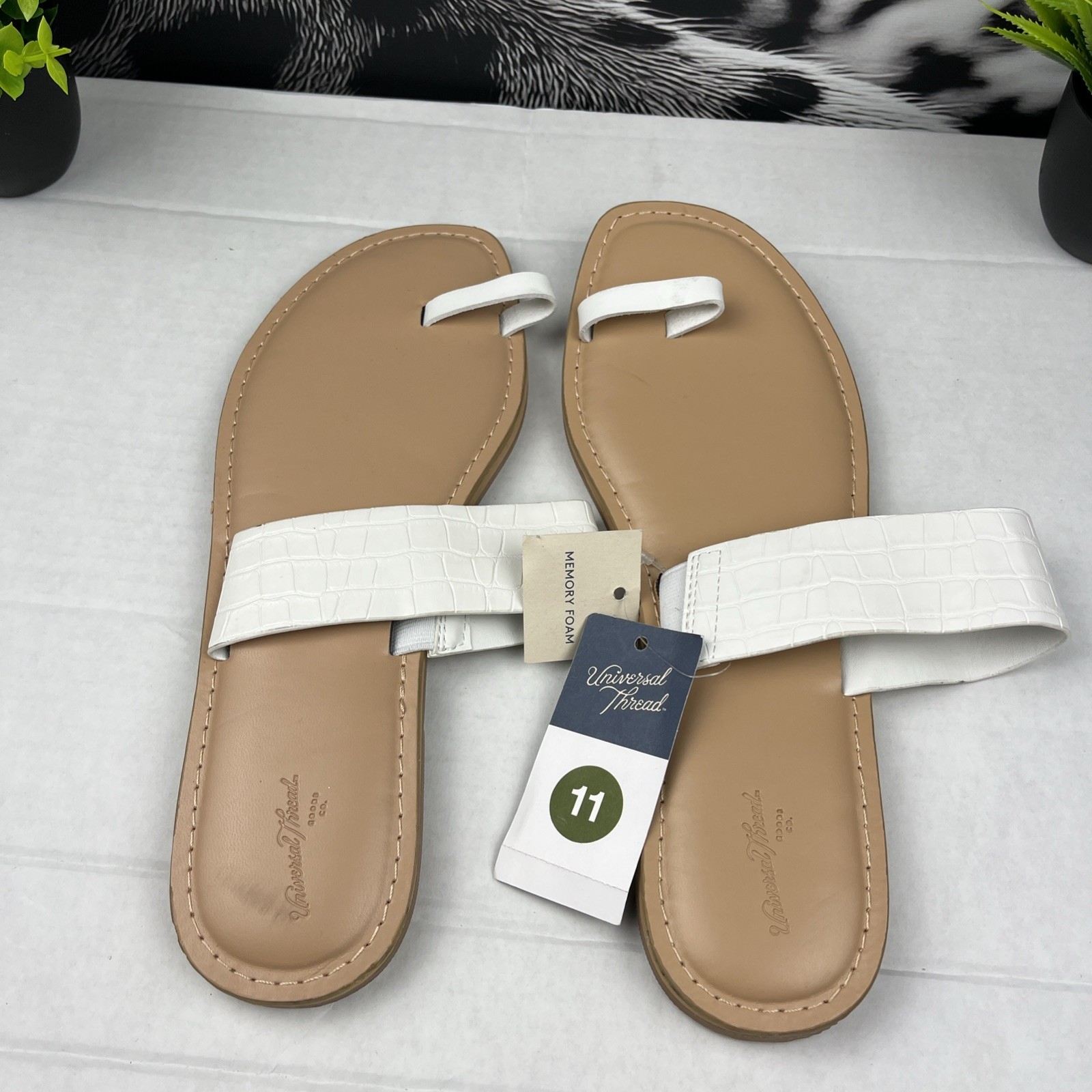 Universal Thread Women’s Juno Toe Ring Flat Sandals White [Insert Size 11