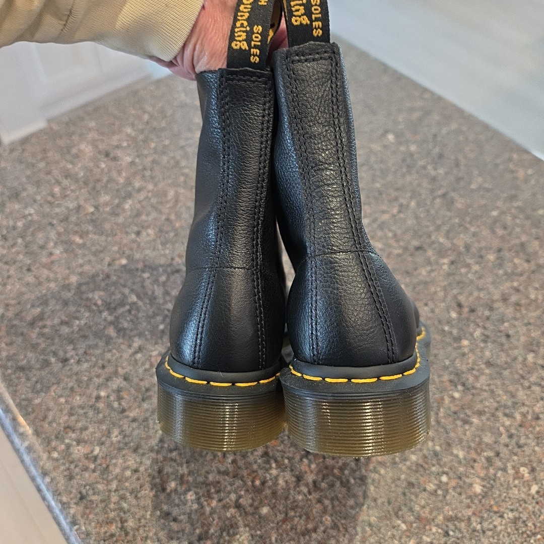 Dr. Martens Pascal 1460 Black Soft Pebbled Leather Boots Wmns Sz US 7 New Combat