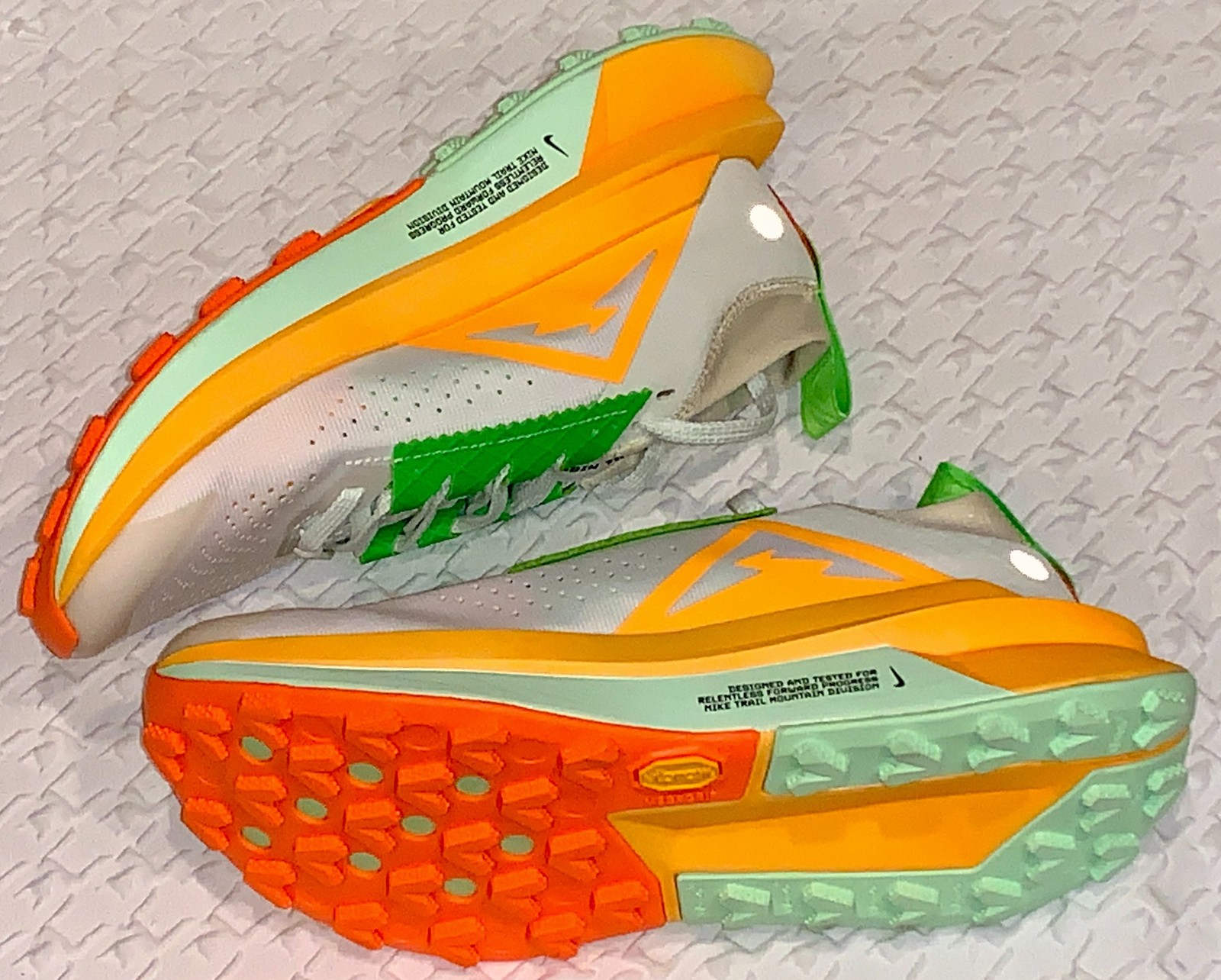 NIKE Zegama 2 Summit White Green Orange Black Trail Running Shoes Womens Sz 7.5