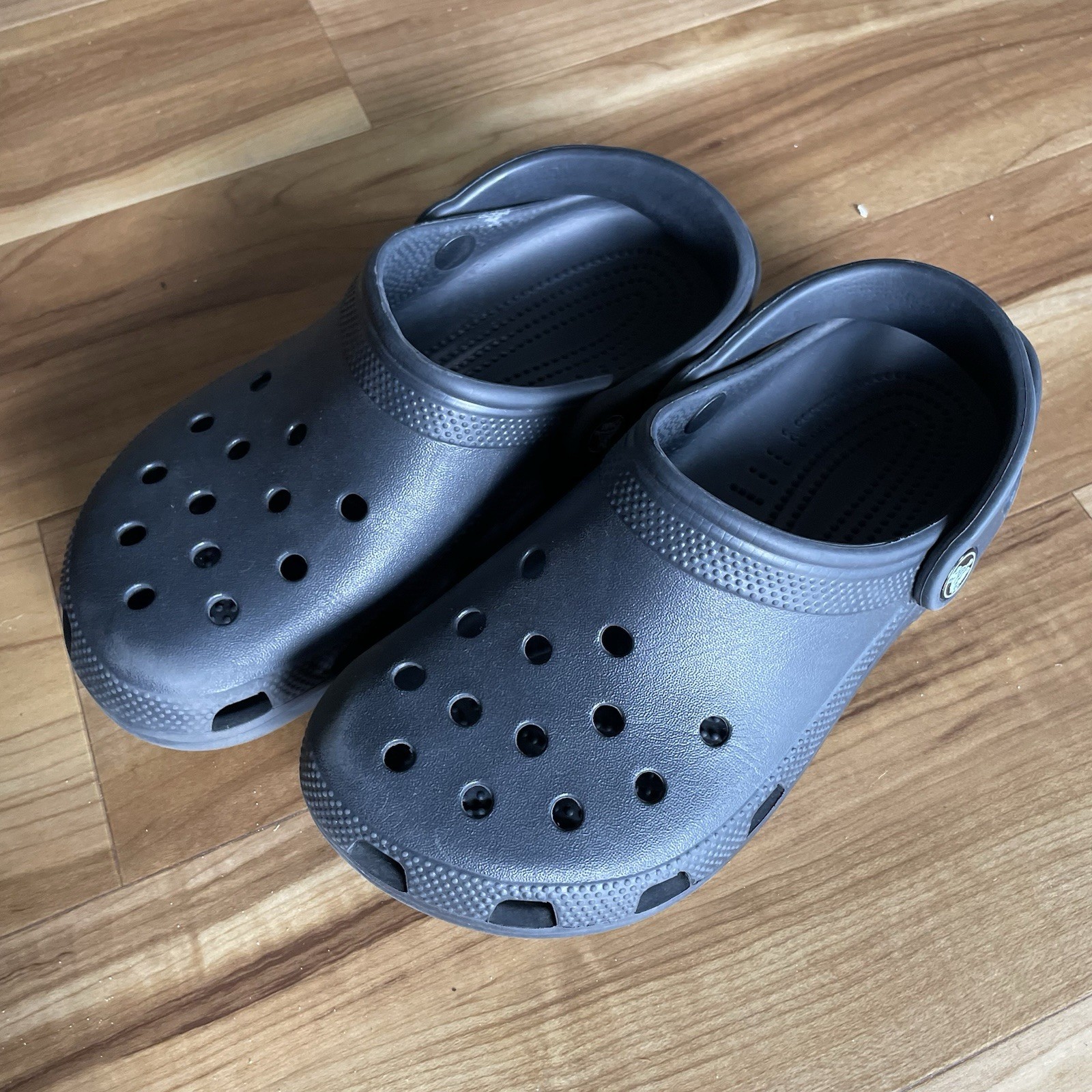 Crocks Navy — Men’s 5, Women’s 7