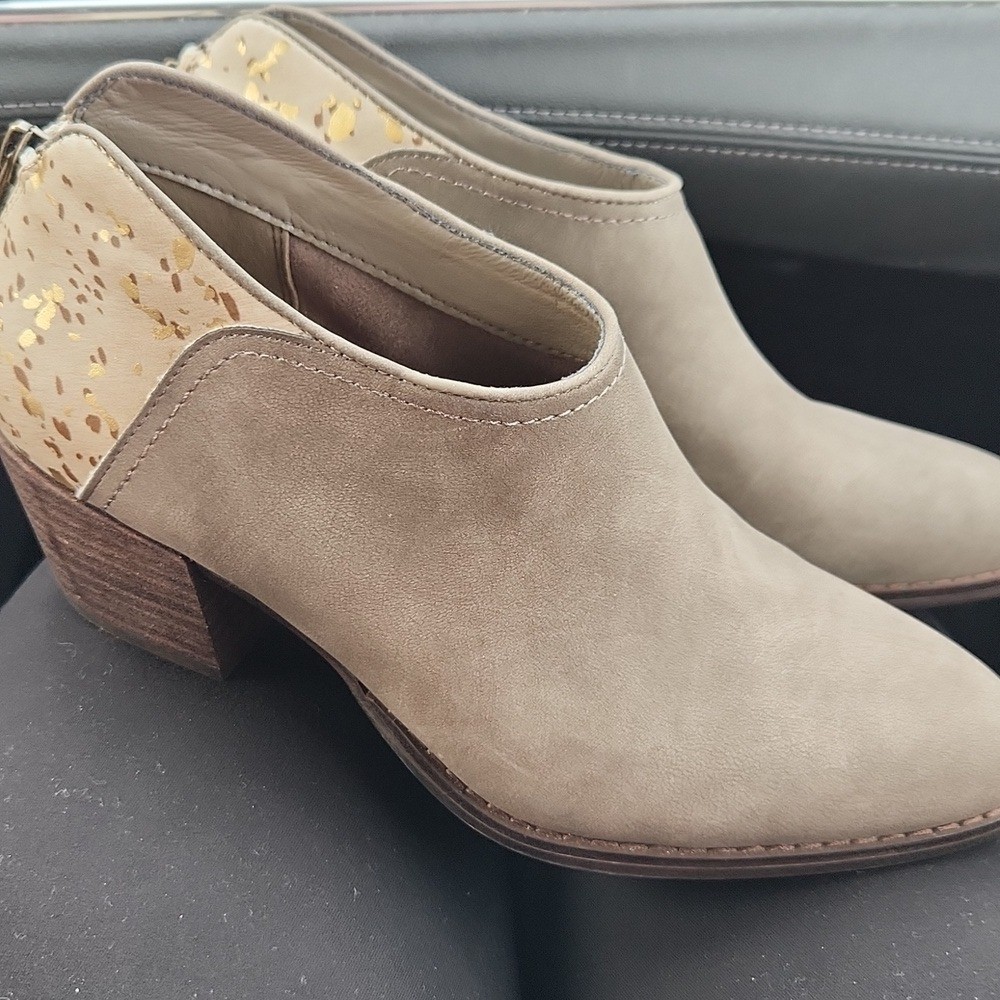 Lucky Brand Nasoni Taupe Cream Ankle Booties sz 8 Faux Leather Zip Up Comfort