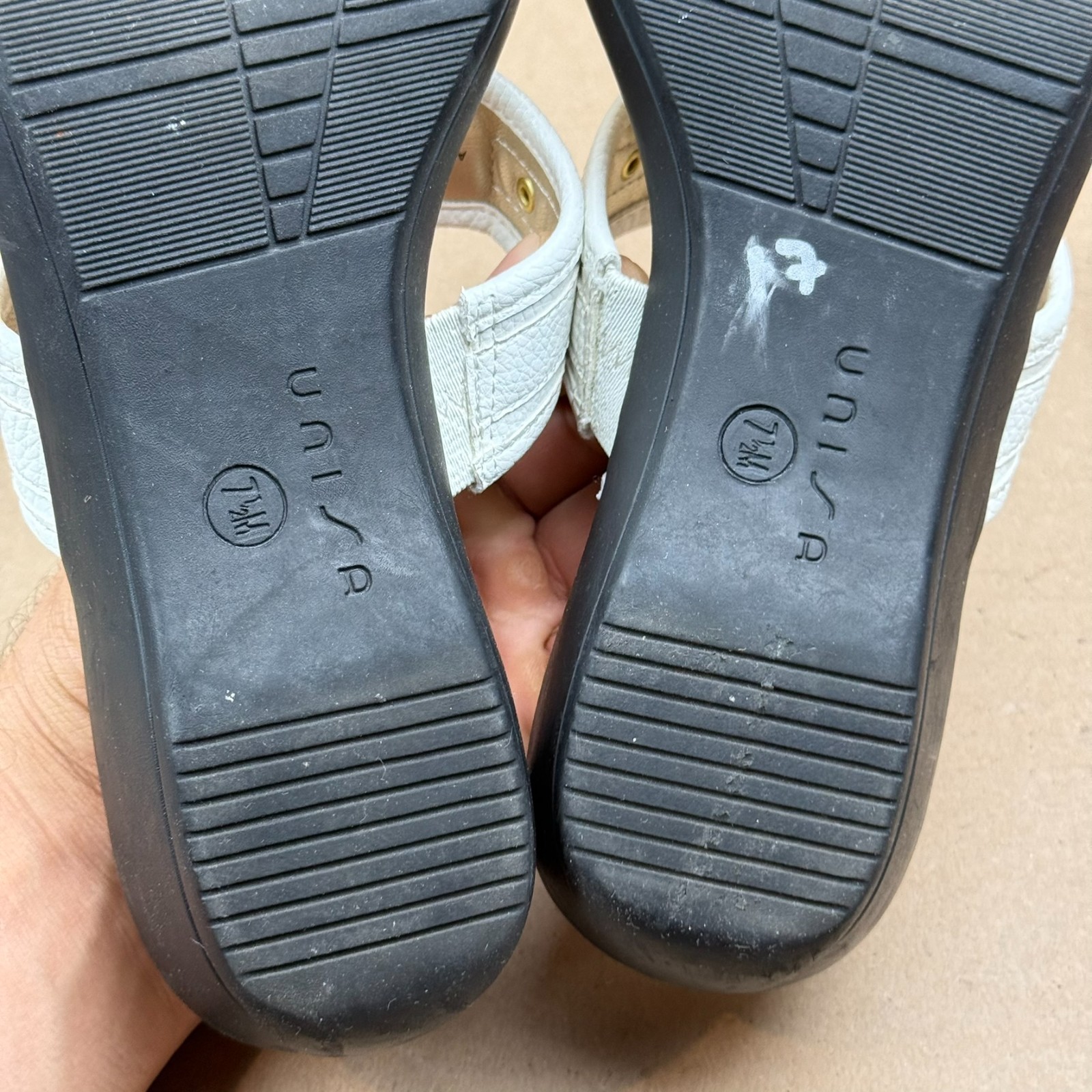 Unisa Sandals Womens 7.5M White Gold UNASHYR-R Thong Logo Slides Damaged
