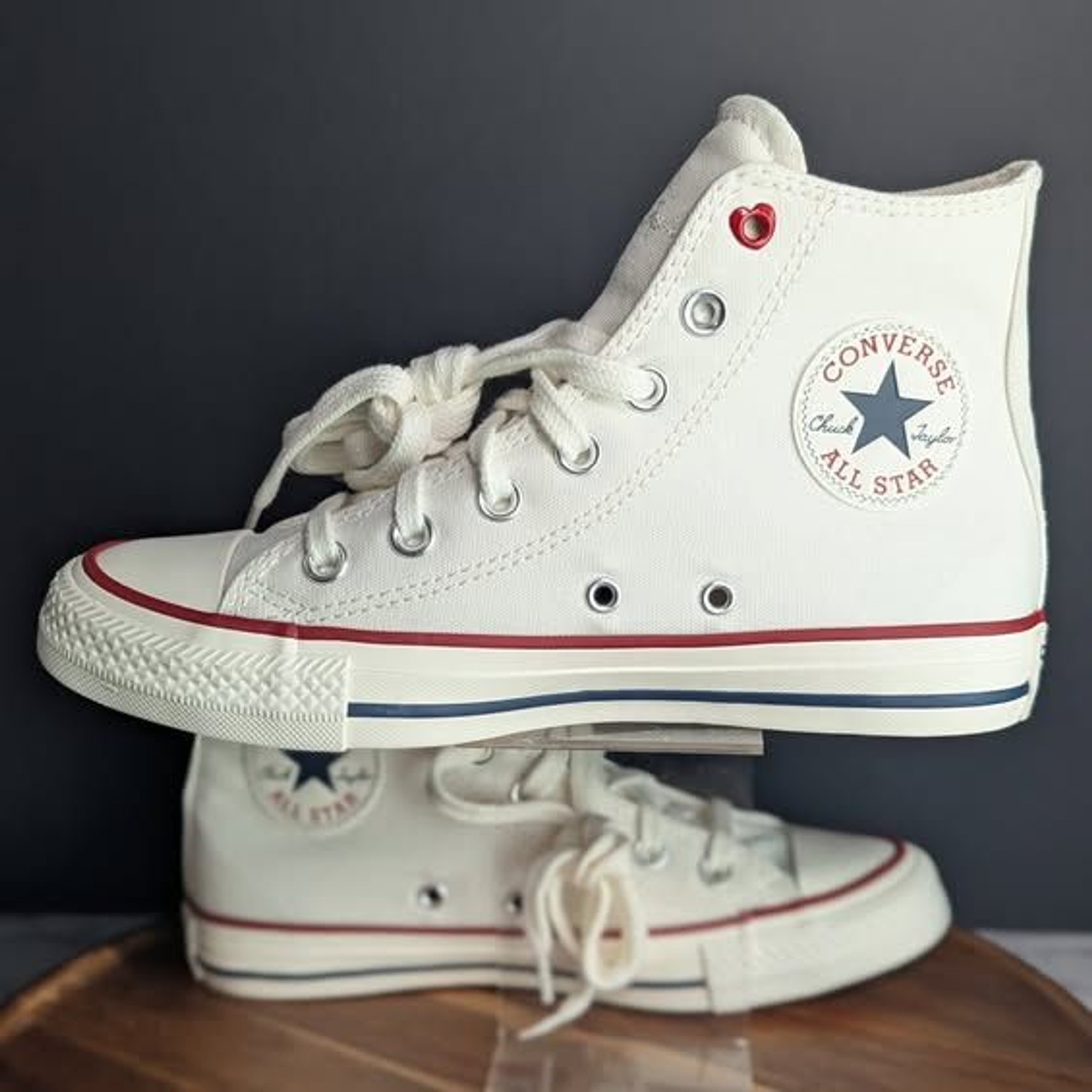 Women Converse Vintage White Red Valentines Hearts Size 6.5 A19055C