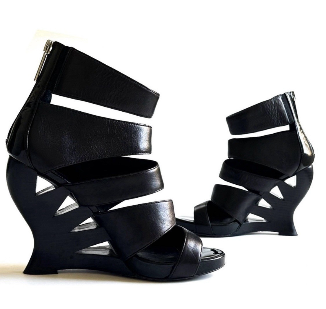 Donald J. Pliner Avant Garde Heeled Black Wedge Sandal. Logo Zipper Heel 7.5