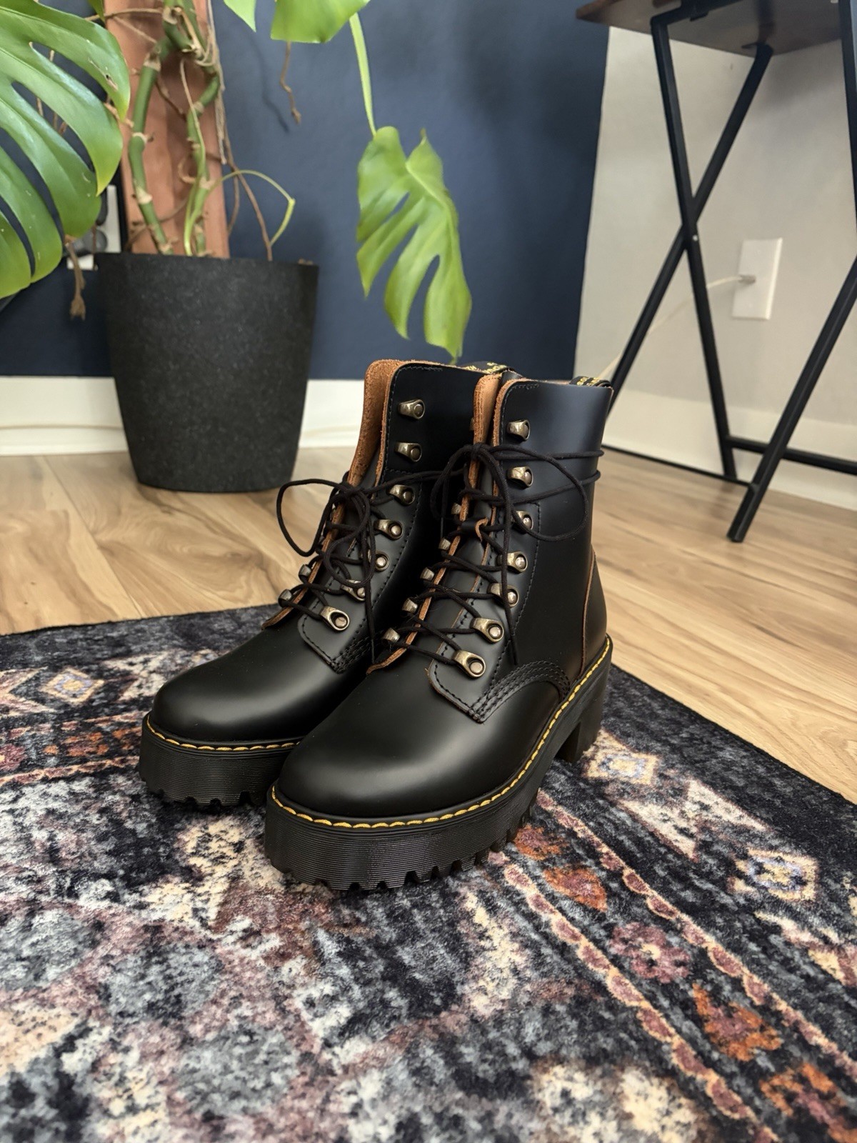 NEW Dr. Martens Leona Black Vintage Smooth Leather Lace-Up Ankle Boots US 7