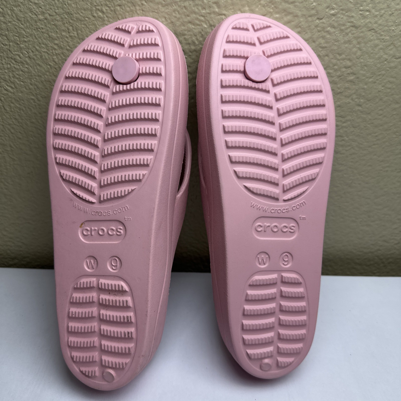 NEW Crocs Baya Platform Flip Pink Platform Flip Flops Womens US 9 Iconic Comfort