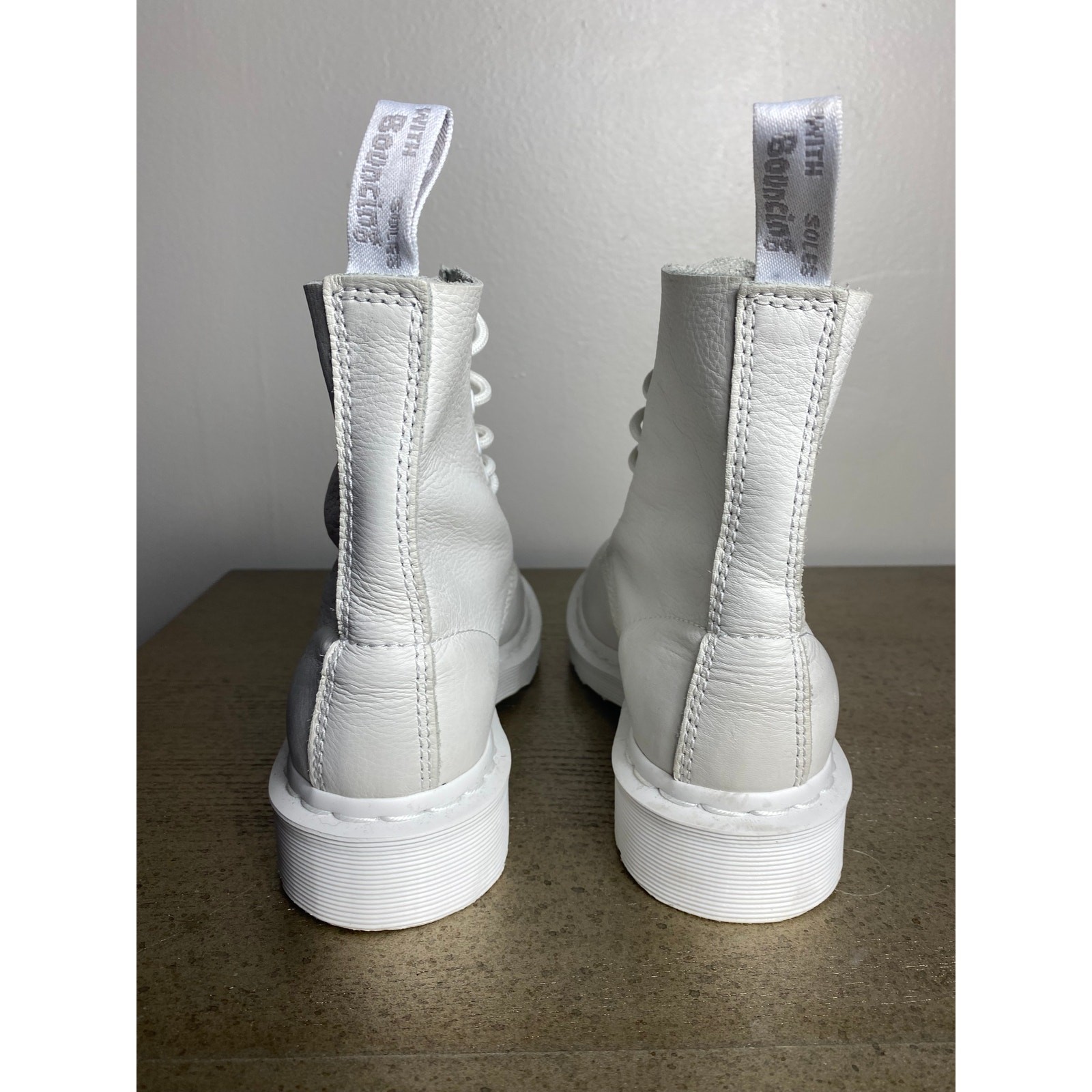 Dr. Martens 1460 Pascal Mono Boots Women’s 6 Smooth White Leather 8 Eye Lace Up