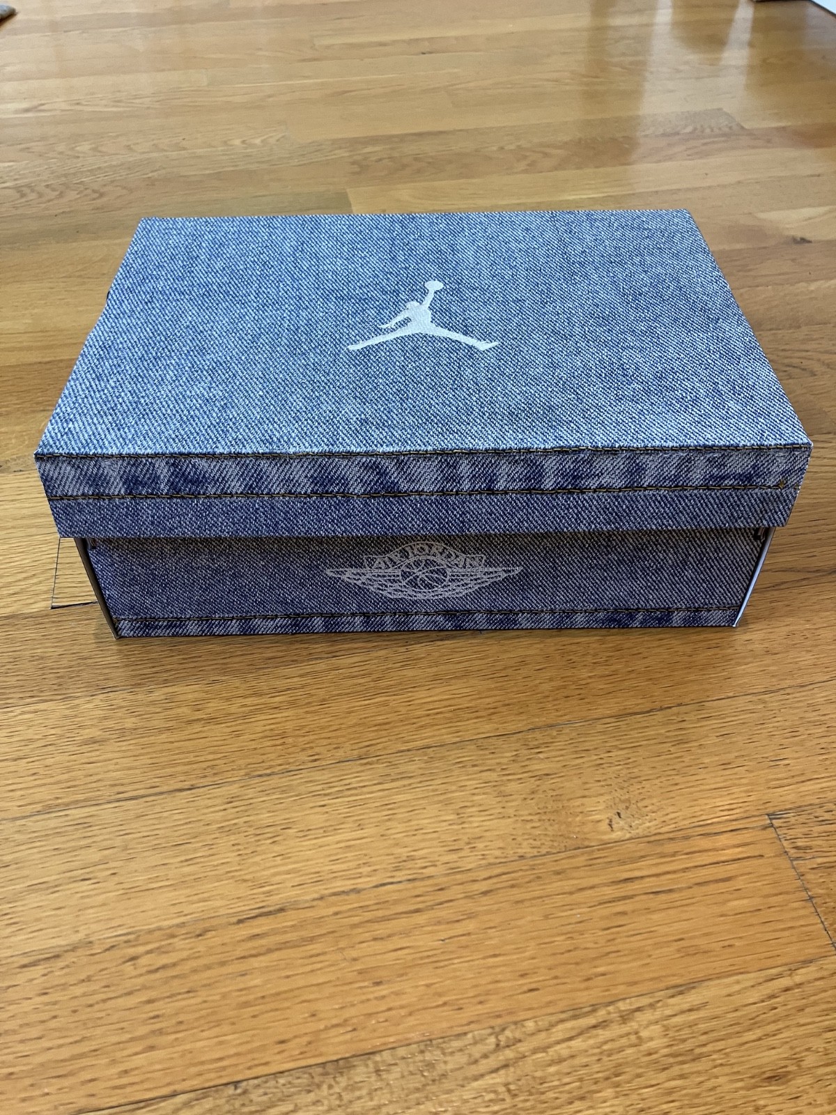 Women’s Air Jordan 1 Low SE Denim and White with Gold Details Brand New Size 7.5