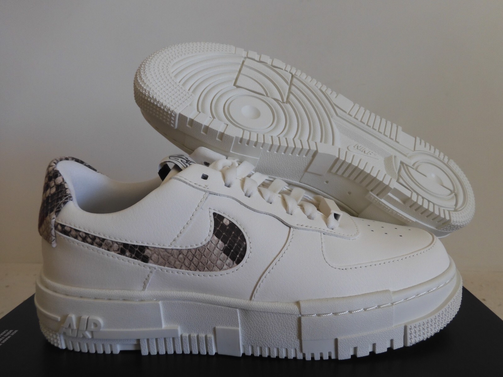 WMNS NIKE AIR FORCE 1 AF1 PIXEL «SNAKESKIN» SAIL-DESERT SAND SZ 7.5 [CV8481-101]