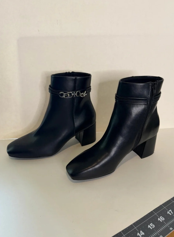 Burudani Classic Black Leather Boots with Silver Chain Accent Size 9