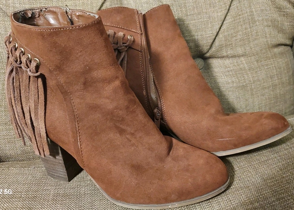 Carlos Santana TWILIGHT Sz 9.5 Brown Suede Leather Ankle Booties Heel Fringe