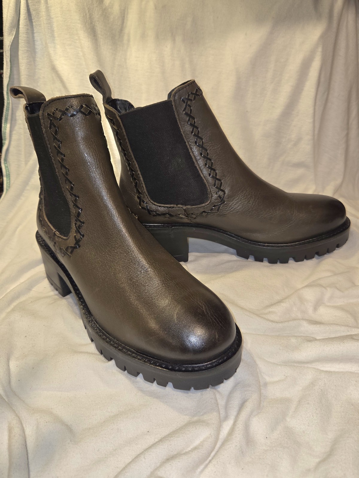 Secret Celebrity Living It Up Ankle Boots Size 9 Khaki W/ Black