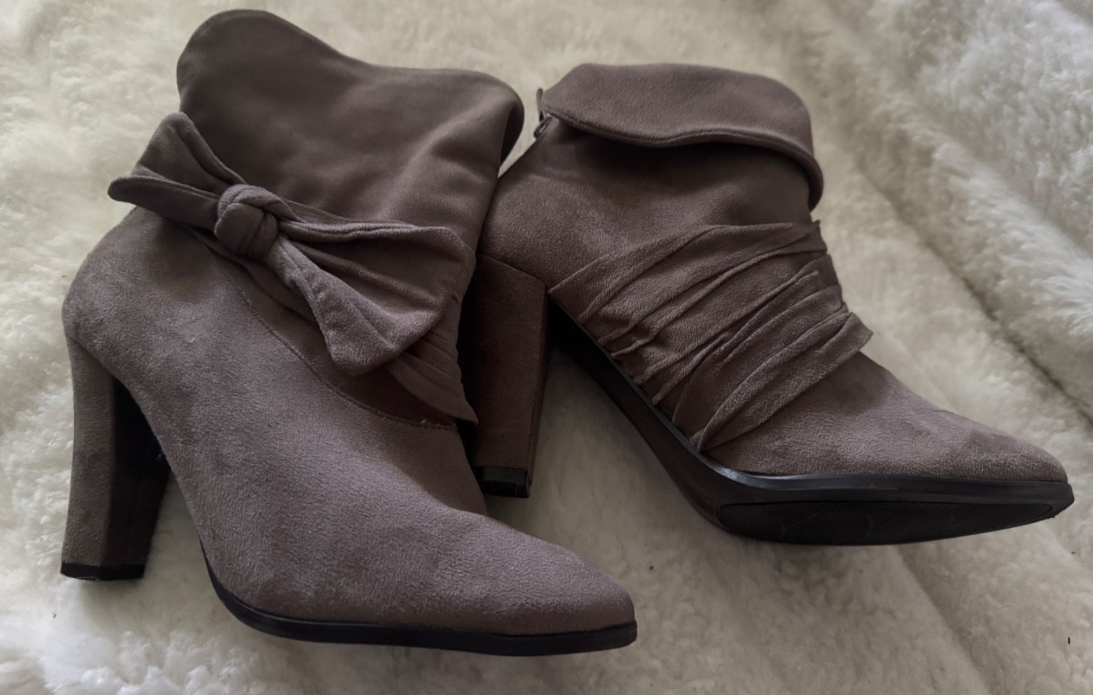 IMPO SIZE 6.5 Gray Suede Covered Heel Side Suede Bow Pleated Cuffed Back Zip
