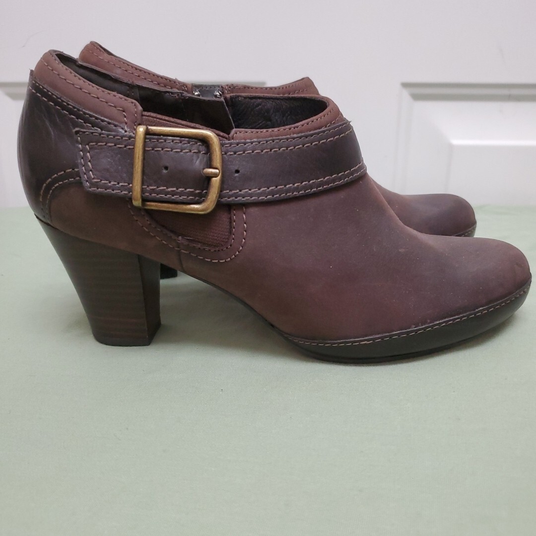 Clarks Artisan Brown Leather Ankle Bootie 8M Buckle Zip 2.75in Cuban Heel Office