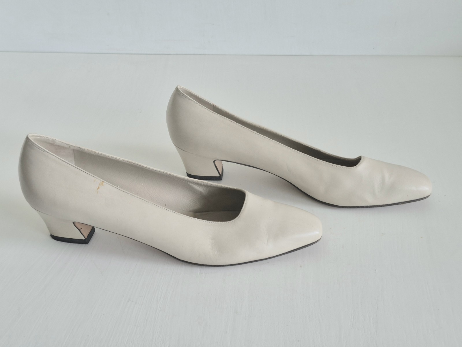 SALVATORE FERRAGAMO Italy Classic Ivory Leather Almond Toe Pumps SZ 7.5 /EU 38