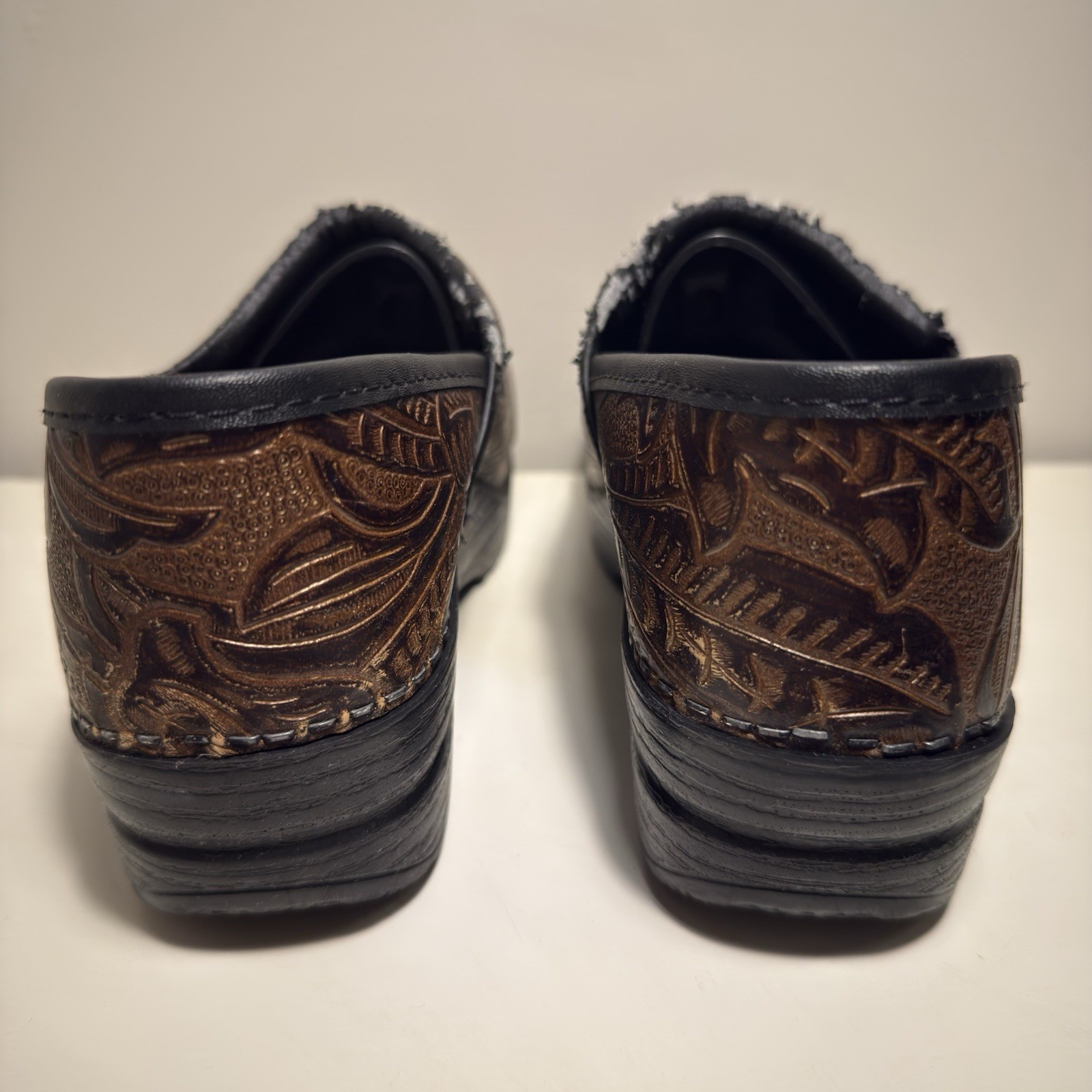 Dansko Brown Tooled Leather Clogs Womens 39 US 9 Comfort Workwear Nursing Shoe