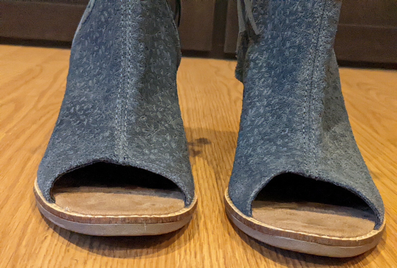 Tom’s Majorca Peep-Toe Gray Suede Booties – 8