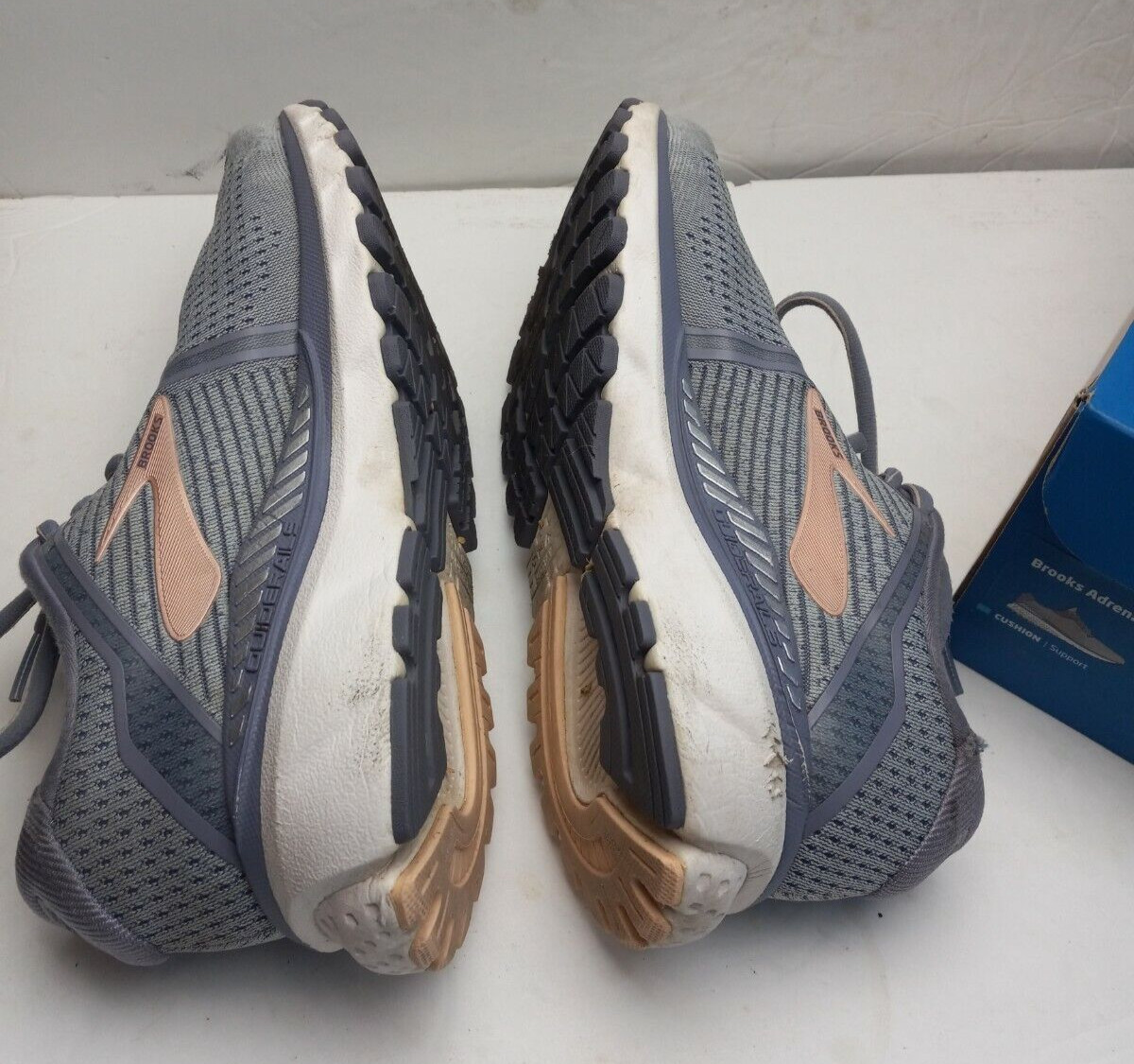 Brooks Adrenaline GTS 20 Gray Running Shoes Womens Sz 8.5 B (see scuff in pic)