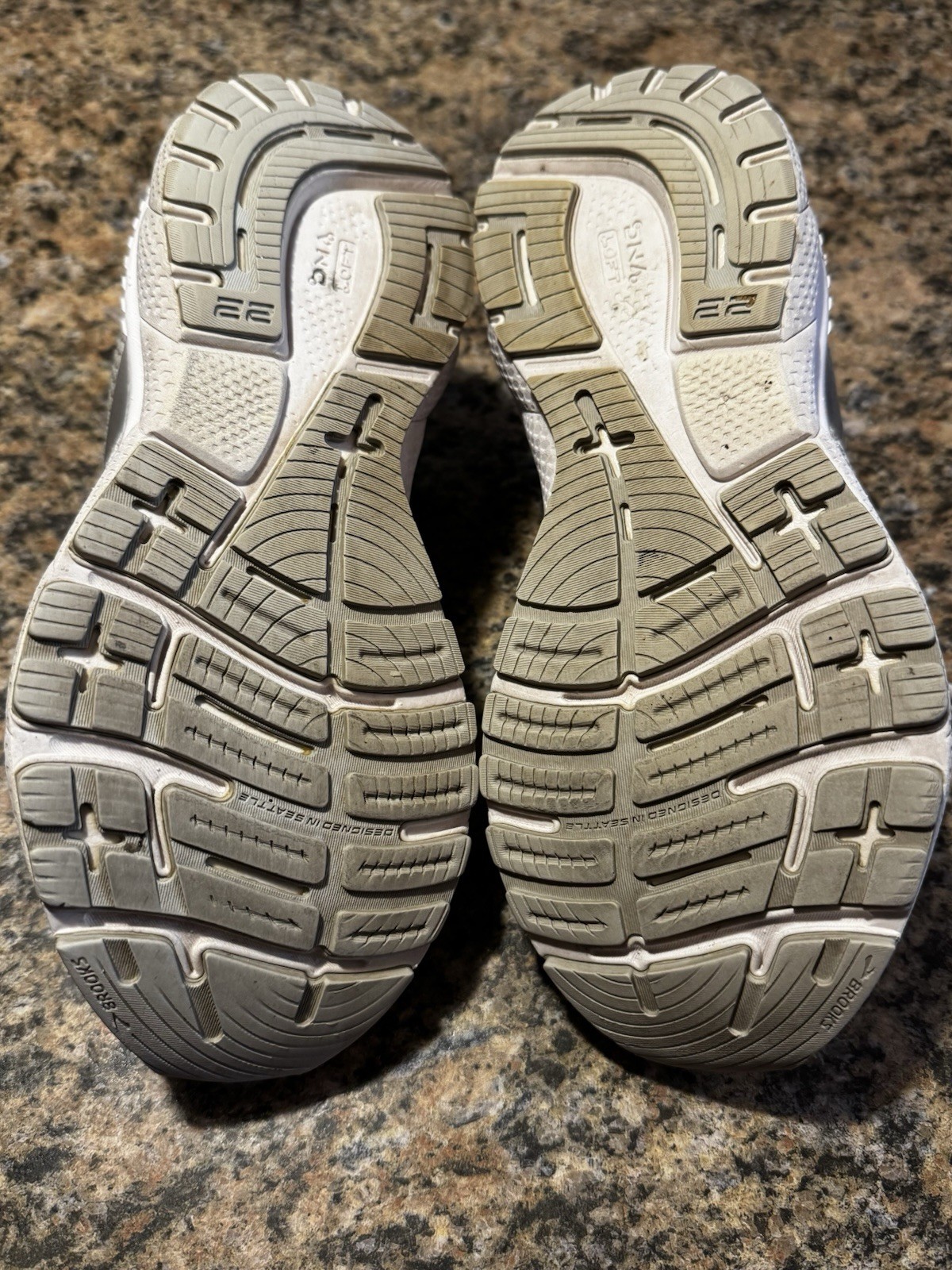 BROOKS ADRENALINE GTS 22 Size 6.5B Medium Width White & Gray Running Shoes Walk