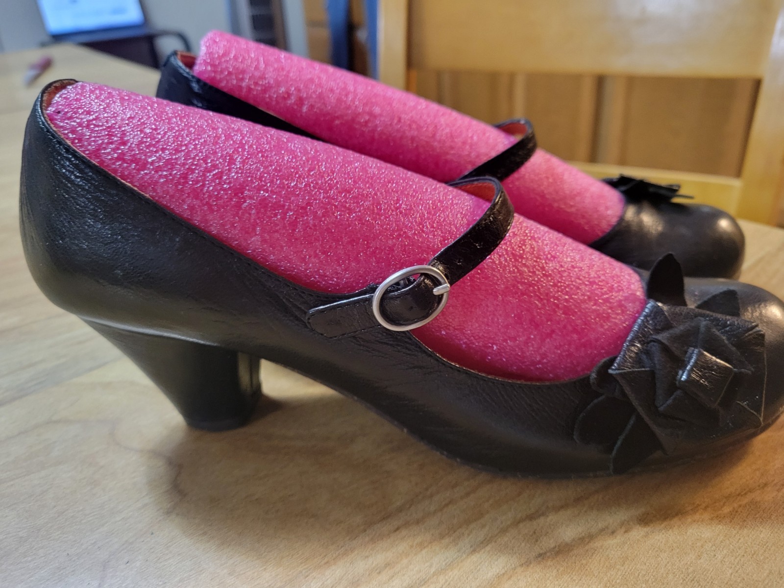 Black Leather Shallow Toe Mary Jane Style Pump By NAYA sz 9-W. Immaculate Condtn