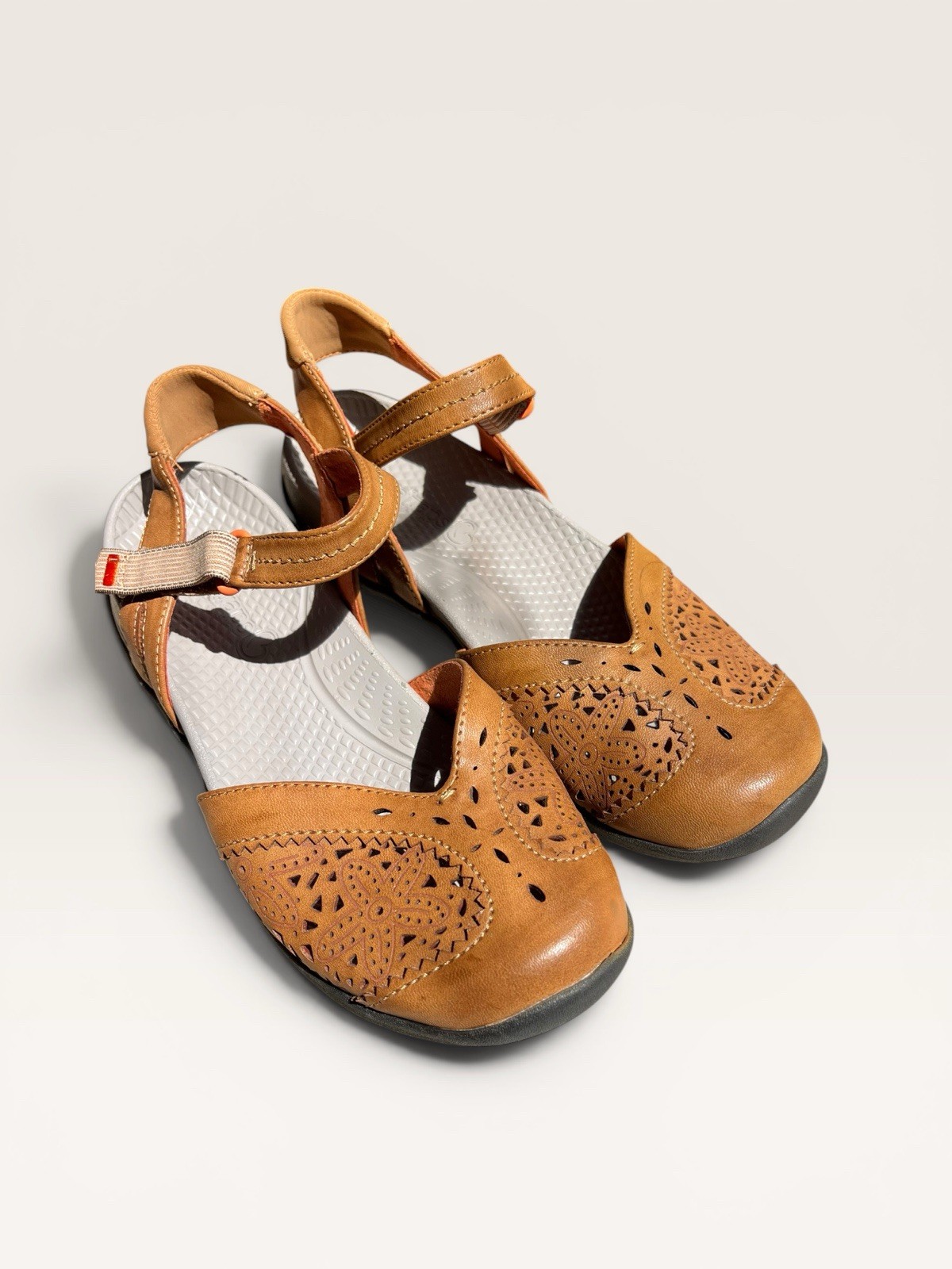 Baretraps Women’s Brown Leather Cut-Out Hook & Loop Flat Sandals US 7.5