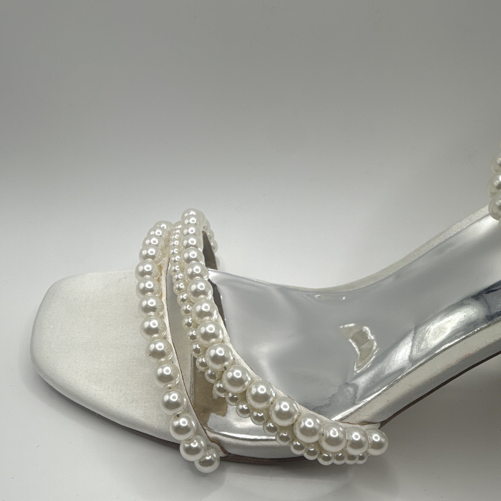 New No Box Badgley Mischka Feisty Pearl Ankle Strap Heels Size 9
