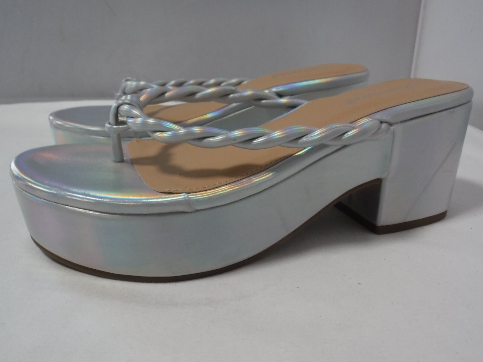 PF3 Women’s NWOB Shoedazzle MIRRI White Iridescent Thong Chunky Platform Sandals