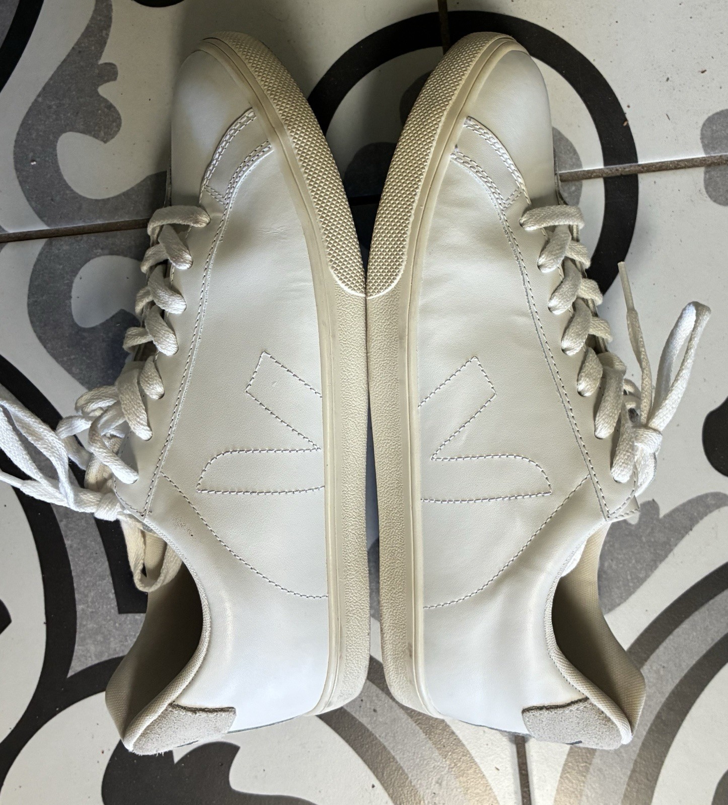 VEJA Low Esplar Leather Lace-Up Sneakers | White Great Condition Womens 9 EUC