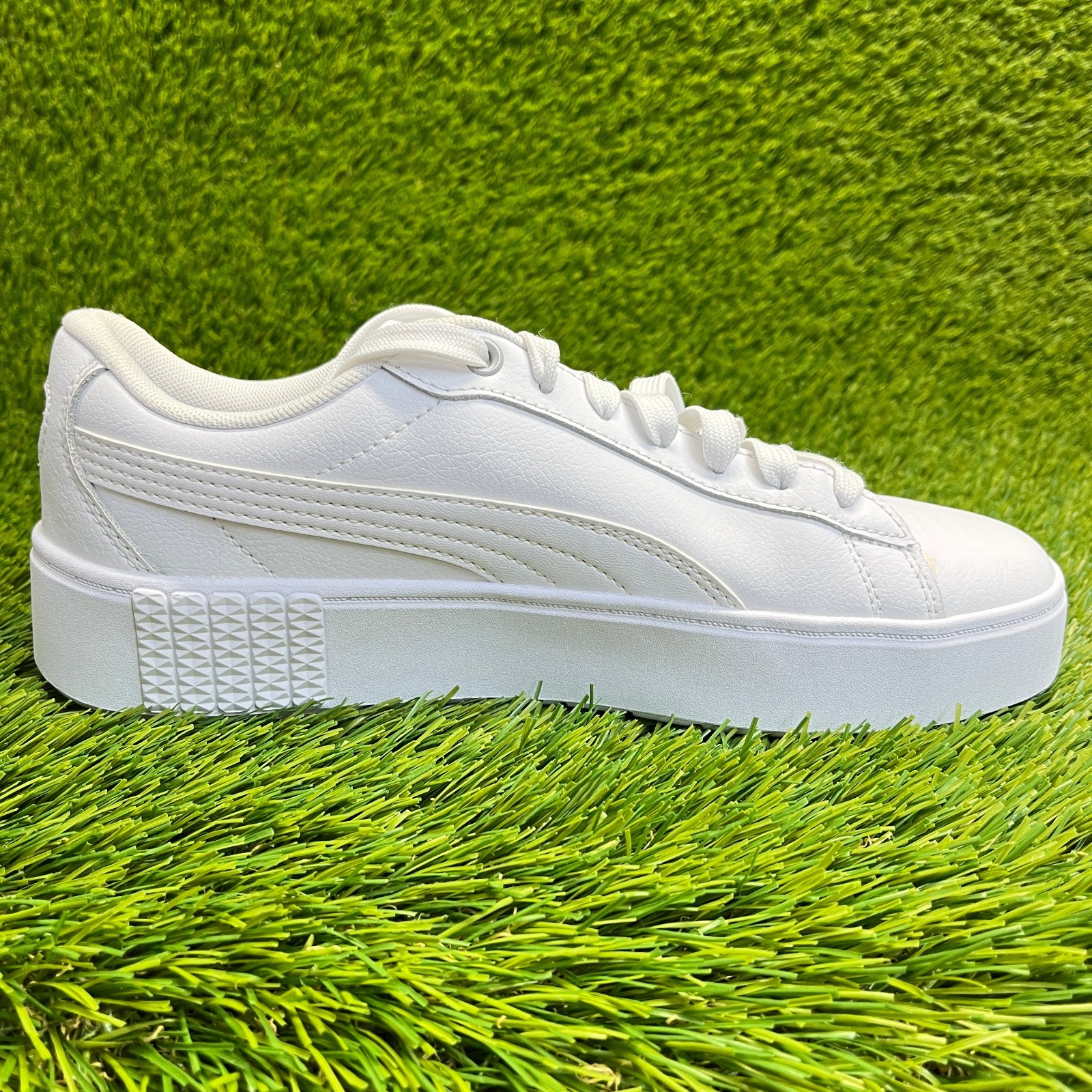 Puma Smash Platform V2 Womens Size 10 White Athletic Leather Shoes Sneakers