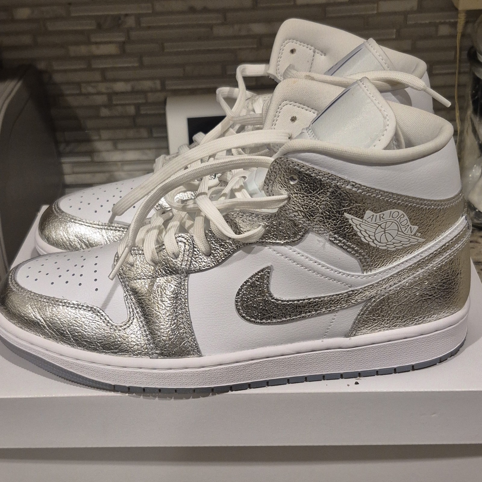 Jordan WMNS Air Jordan 1 Mid SE Metallic Silver White Leather FN5031-100
