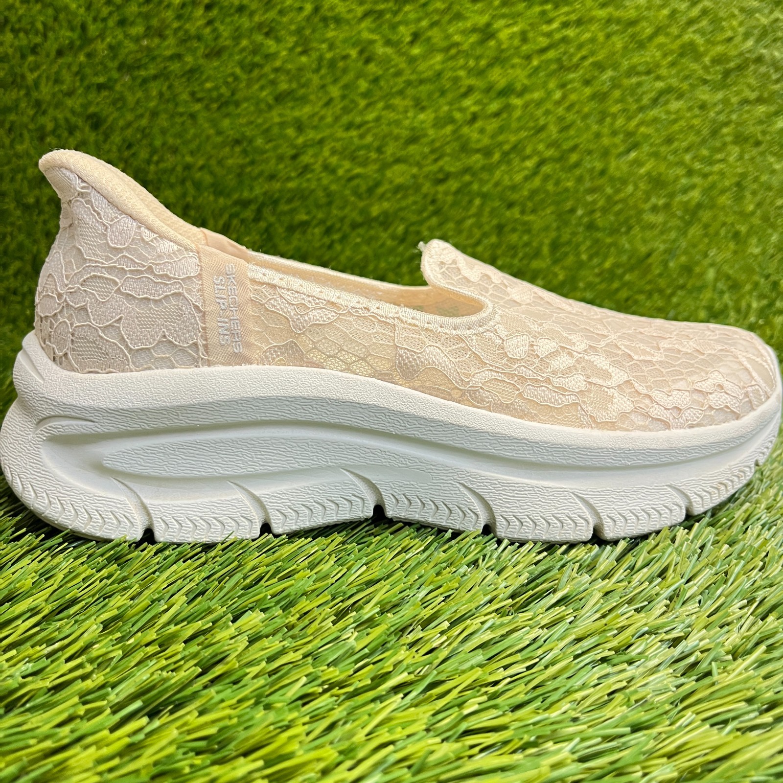 Skechers Slip-Ins Modern D’Lux Womens Size 5 Beige Casual Walking Slip On Shoes