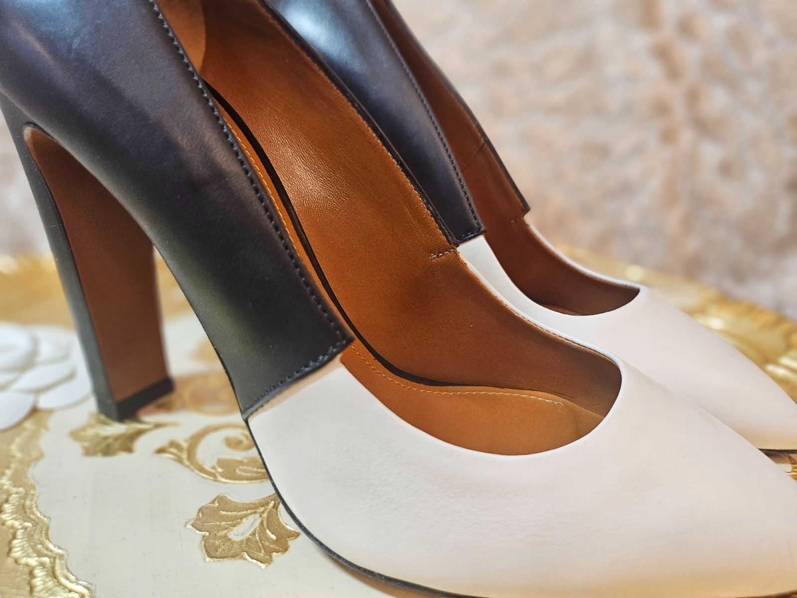 $1.1K Calvin Klein Collection Black & White Pumps 40 (IT), fits 9 (US), NIB