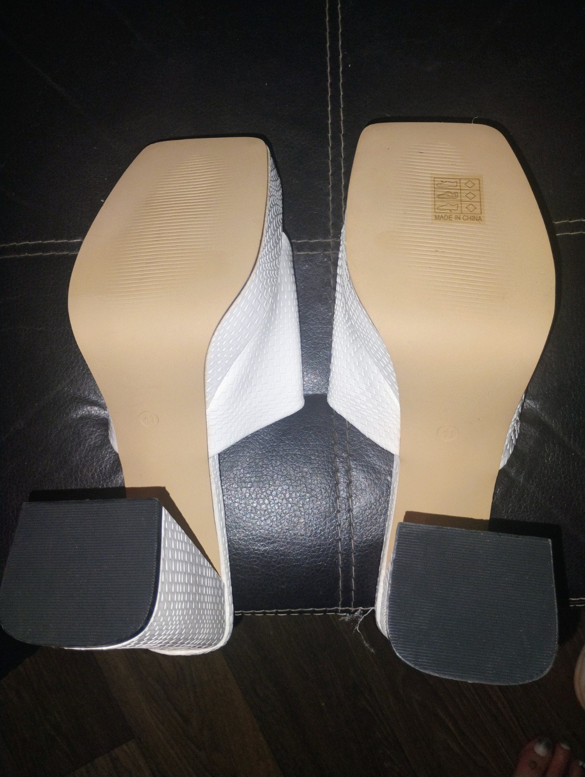 Womens Wht/Crocodile Embossed Pattern Leather Mules Gently Used Sz 9 US, Eur 40.